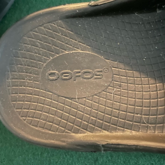 Oofos Men’s Ooaah Slides - Picture 3 of 5